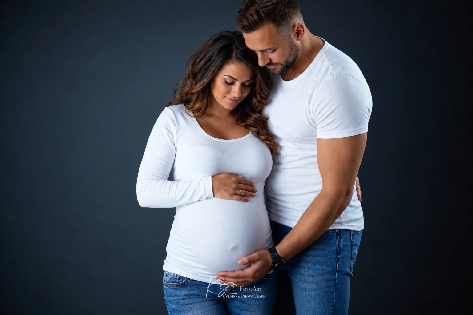 Zärtliches Paarportrait mit Babybauch, Fotograf Bayreuth Speichersdorf