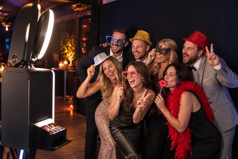 Party mit Requisiten an der Fotobox – KI-generiertes Beispielbild