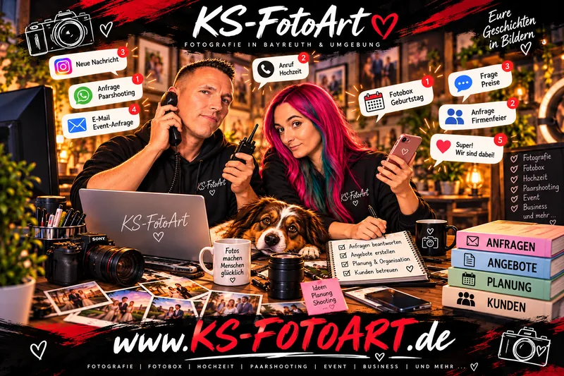 Kate und Silas von KS-FotoArt am Schreibtisch mit Hund, umgeben von Anfragen per Telefon, WhatsApp und Social Media