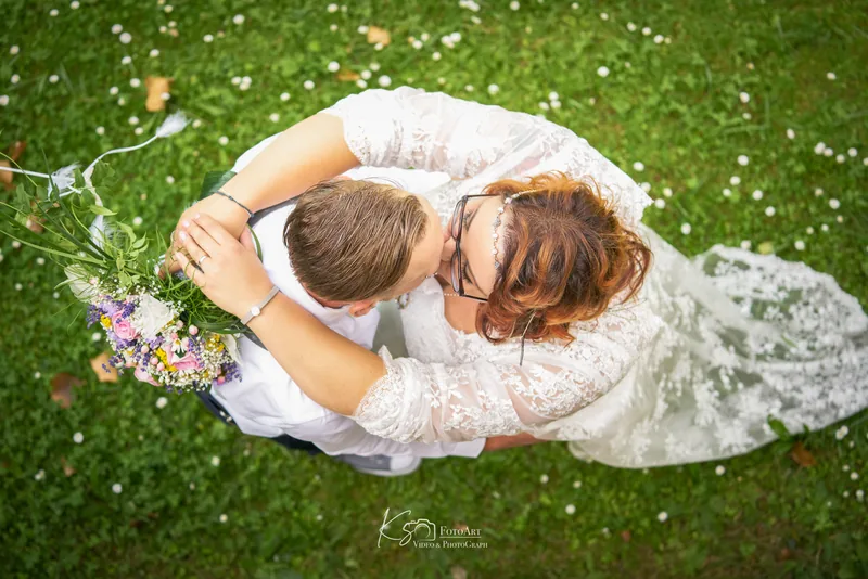 Hochzeitspaar im Gras, Fotograf Bayreuth Speichersdorf